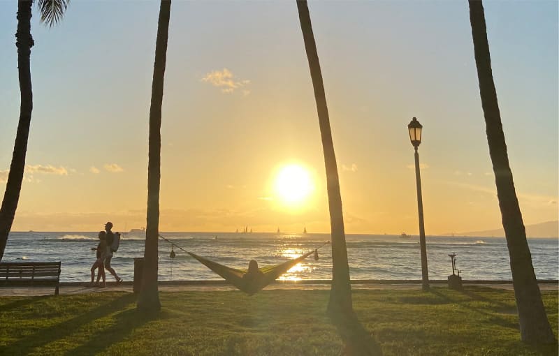 カピオラニ公園のビーチには夕日の光に包まれる印象的な瞬間がおとずれる
