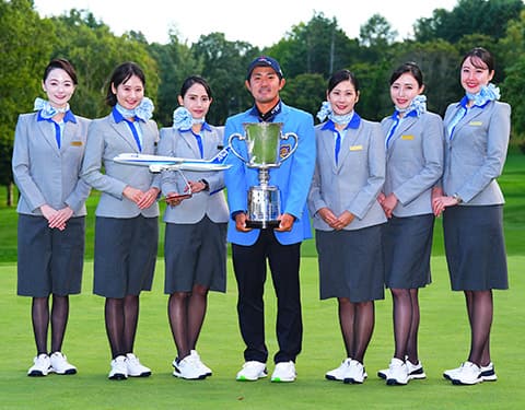 CAと並んで優勝カップを持つ岩﨑亜久竜選手の写真