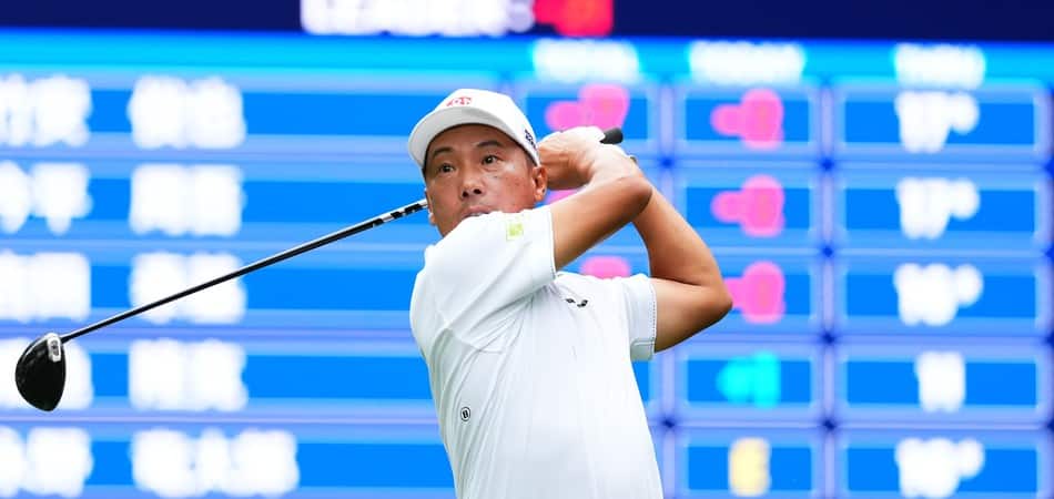 ドライバーショットを放つ内藤 寛太郎選手の写真