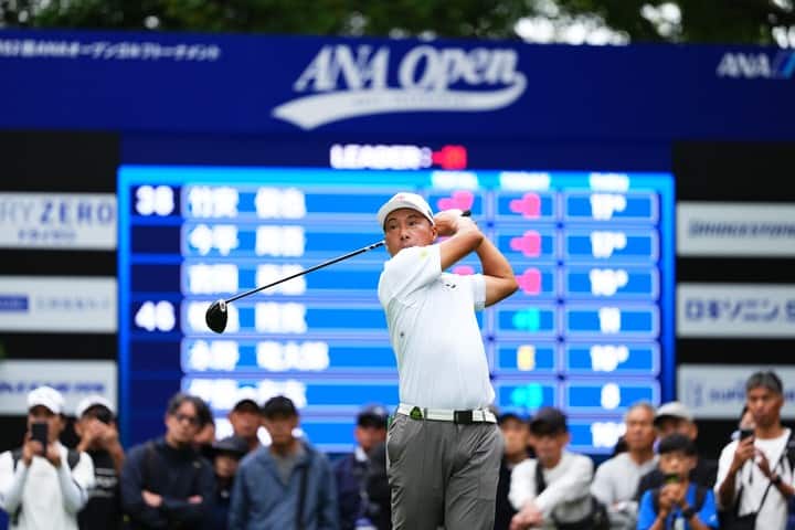 リーダーボードを背にティーショットを放つ内藤 寛太郎選手
