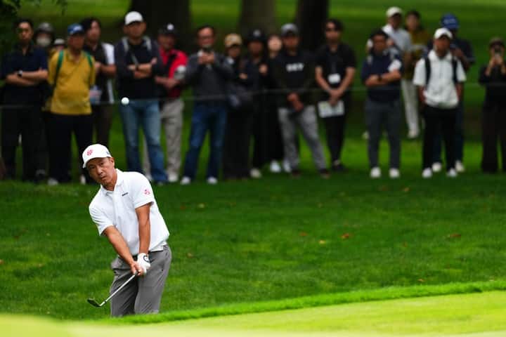 ギャラリーが見守る中でショットを放つ内藤 寛太郎選手