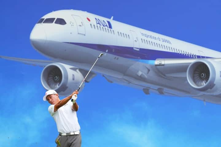 ANAの機体をあしらったボードを背にショットを放つ選手