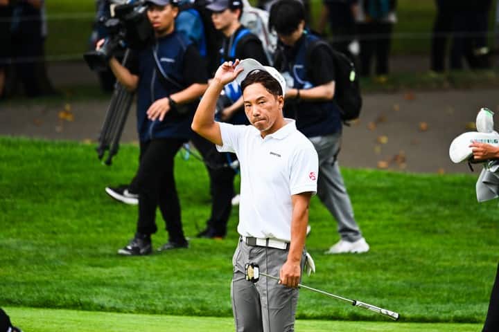 帽子を掲げてギャラリーの歓声に応える内藤 寛太郎選手
