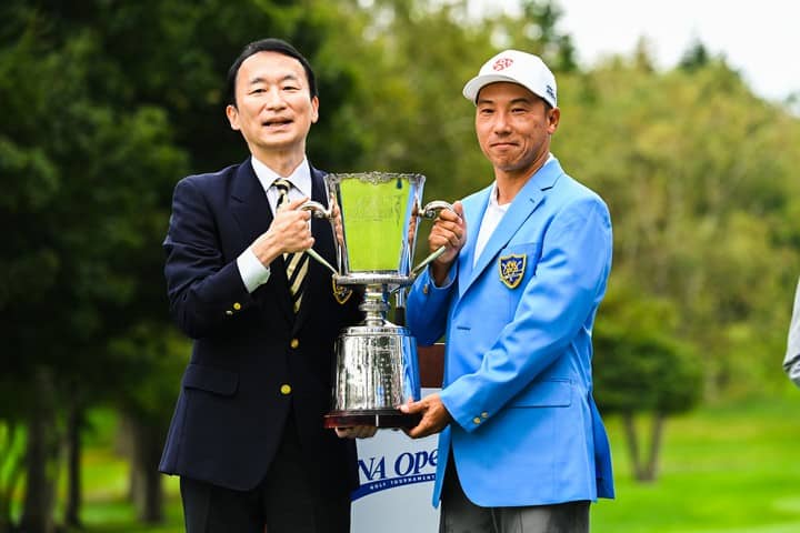 表彰式で優勝カップを受け取る内藤 寛太郎選手