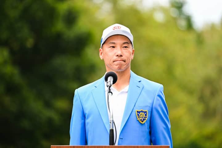ブルージャケット姿で優勝の挨拶を述べる内藤 寛太郎選手