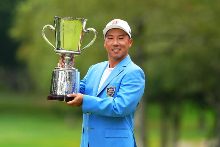 優勝カップを手にするブルージャケット姿の内藤 寛太郎選手