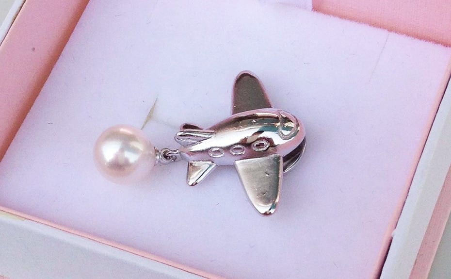 D賞 宇和島真珠タック式 ピンブローチ（飛行機型）（10名様）