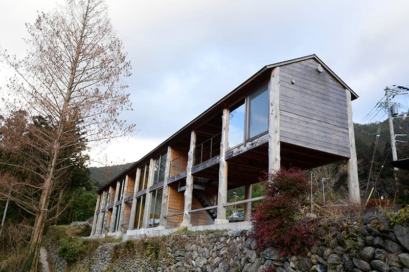 川縁に建つWEEK神山。全8部屋からリバービューを楽しめる