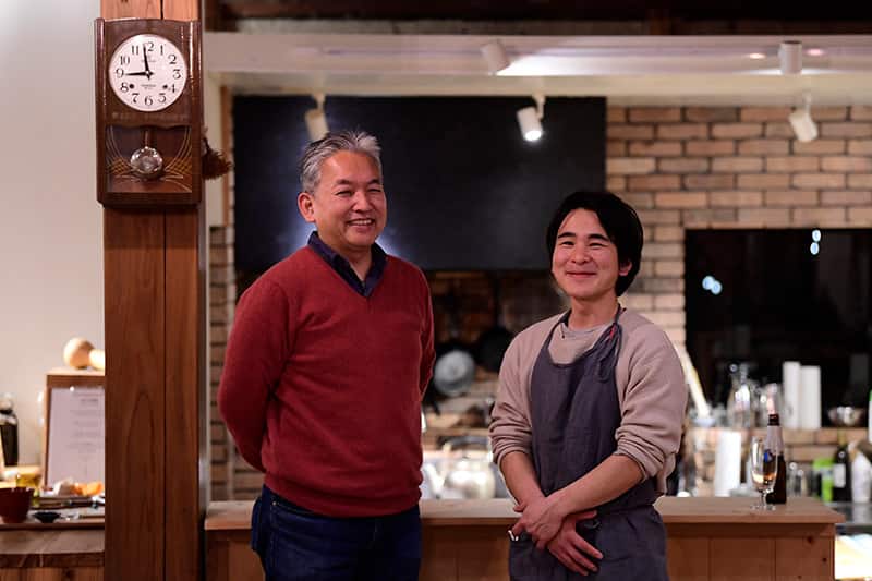 （左）株式会社えんがわの代表取締役社長であり、WEEK神山を運営する株式会社神山神領の取締役 隅田徹さん、（右）株式会社神山神領の代表取締役 神先岳史さん。WEEK神山の食堂にて