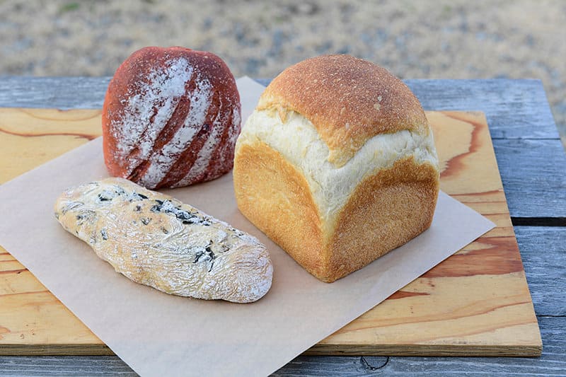 右から時計回りに、いつもの食パン 324円（税込）、阿波ぬらとわかめのチャバタ 238円（税込）、ビーツローフ 454円（税込）