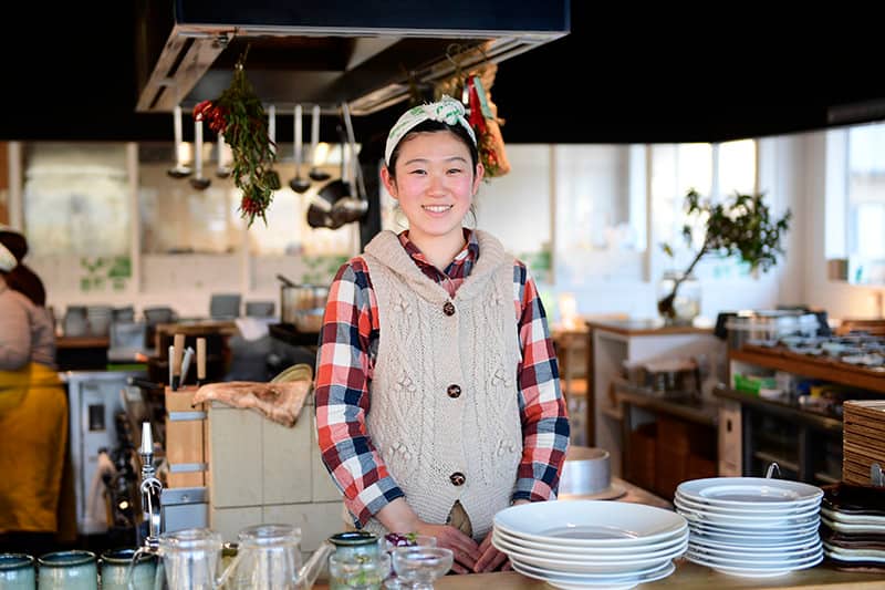 かま屋オープン時から働く店長の石田青葉さん。休日には、近所の農家さんの手伝いをすることもあるという