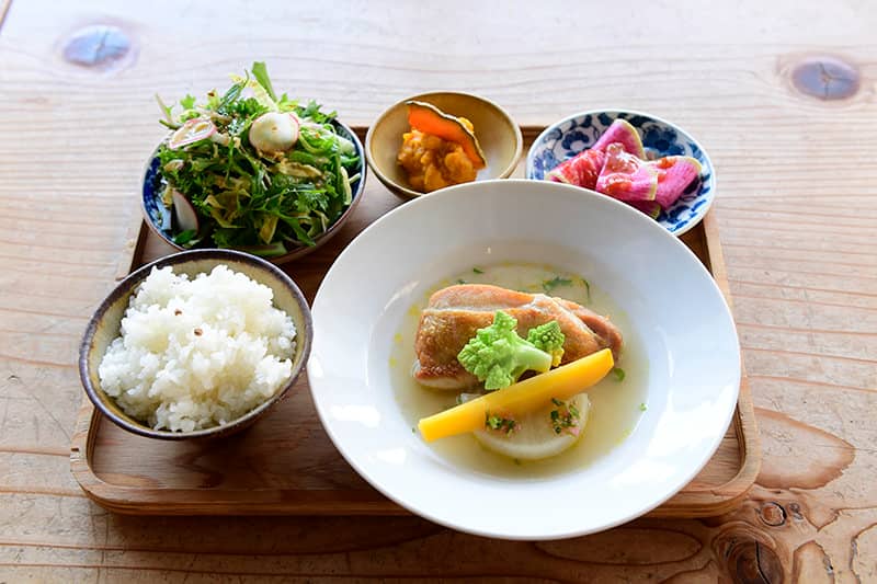 週替わりのランチメニュー 1,850円（税込）。神山ハーブサラダ ごまドレッシング、かぼちゃのピュレ、紅芯大根のピクルス、かま炊きコリアンダーごはん、すだち鶏と大倉大根のポトフ 大根の葉のサルサベルデ
