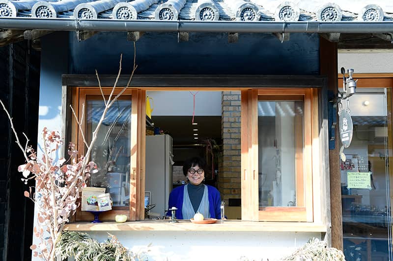 店主の千代田孝子さん。サテライトオフィスが建ち並ぶ通りに店舗を構える
