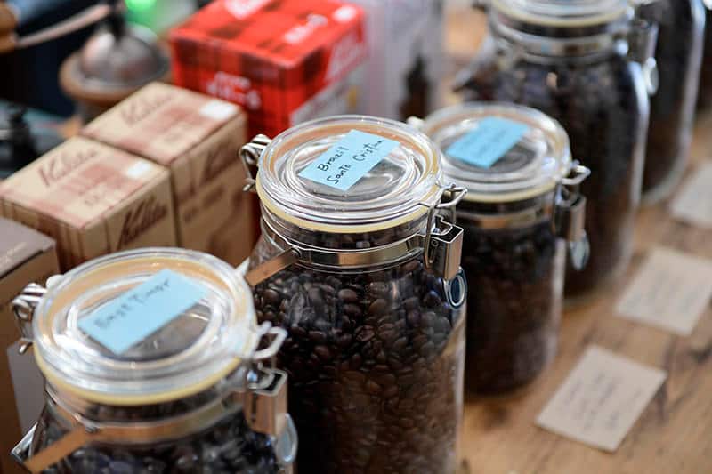 東ティモール、ブラジル、コロンビア、ペルー、グァテマラなどの豆が並ぶ