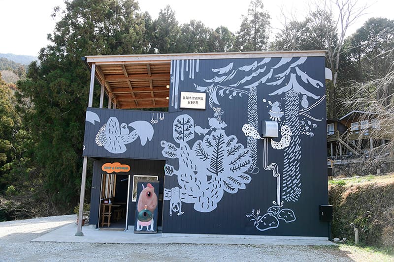 お店の壁画はあべさやかさん作。夜の森をイメージし、非日常的な時間を楽しんでほしいという思いを表現している