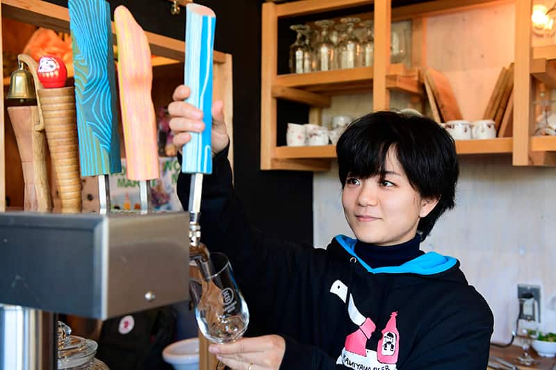 ブルワリーに隣接するタップルームにて、スタッフの方