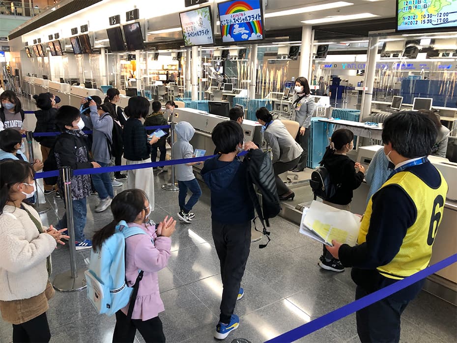 搭乗手続きカウンターでのチェックイン体験の画像