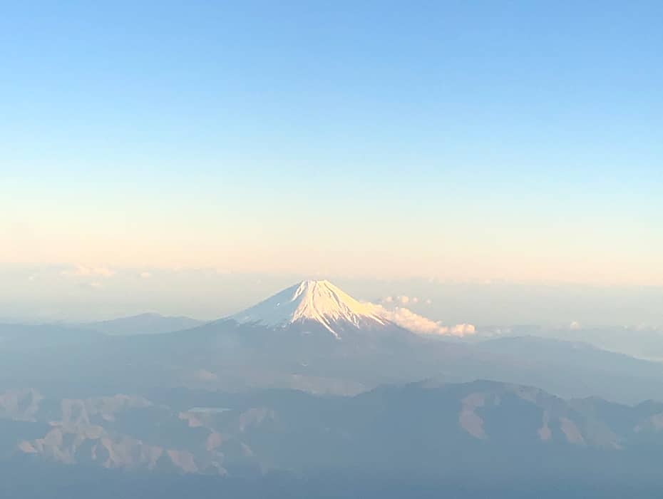 機内からの富士山の画像