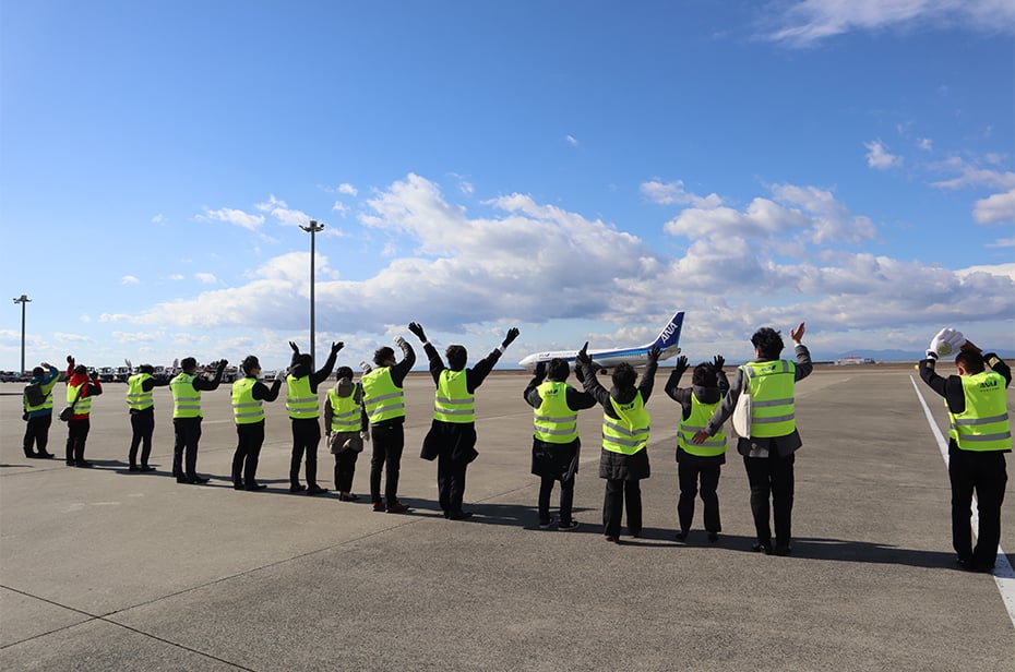 ANAスタッフが滑走路からお見送りする画像