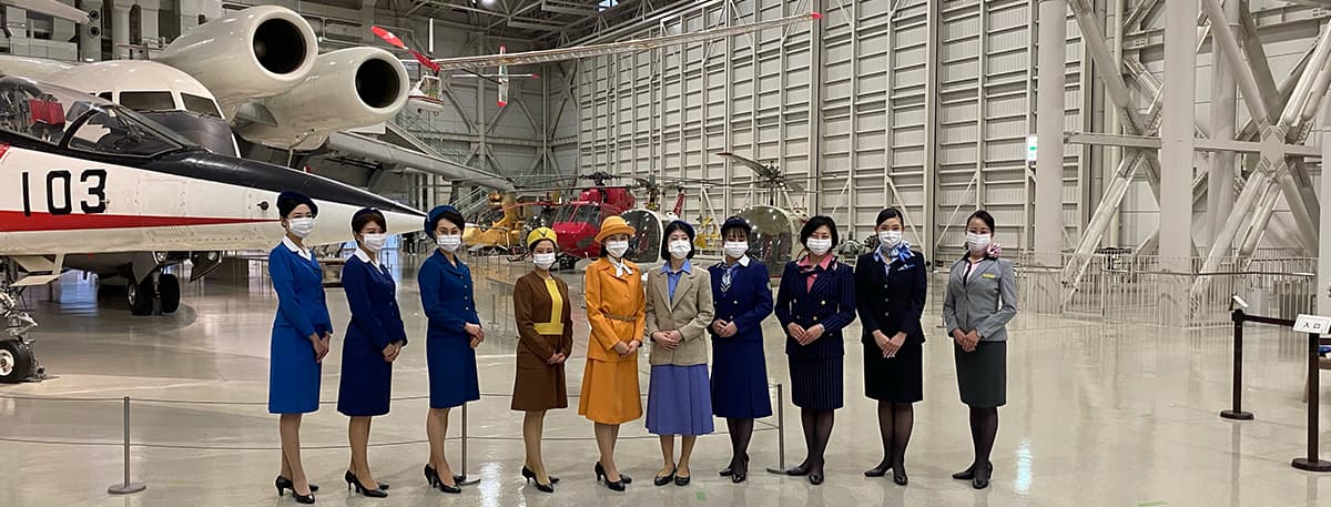 歴代CAの制服を着たモデル