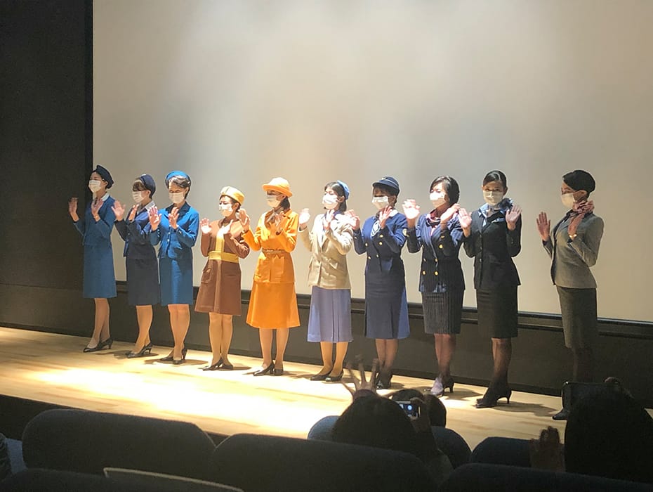 歴代CAの制服を着たファッションショーの写真