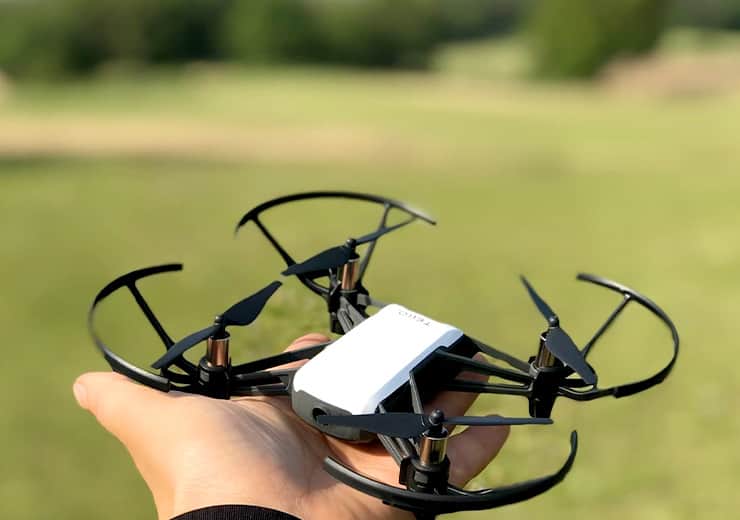 広大でパノラマ景色の芝畑でドローン入門