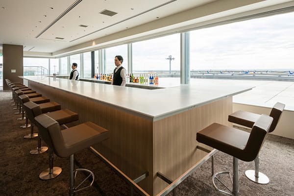 BARカウンターではバーテンダーによるドリンクサービスをご提供