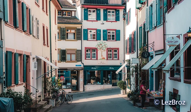 スイスの安全で穏やかな街並みや人々の様子