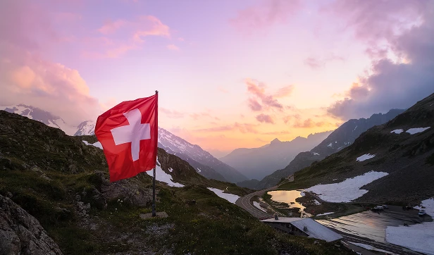 国連や各国の国旗が並ぶスイスの国際機関前の風景
