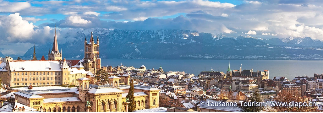 スイスの美しいアルプス山脈と整備された街並み。澄んだ空気と自然、そして近代的な都市インフラが共存している様子。
