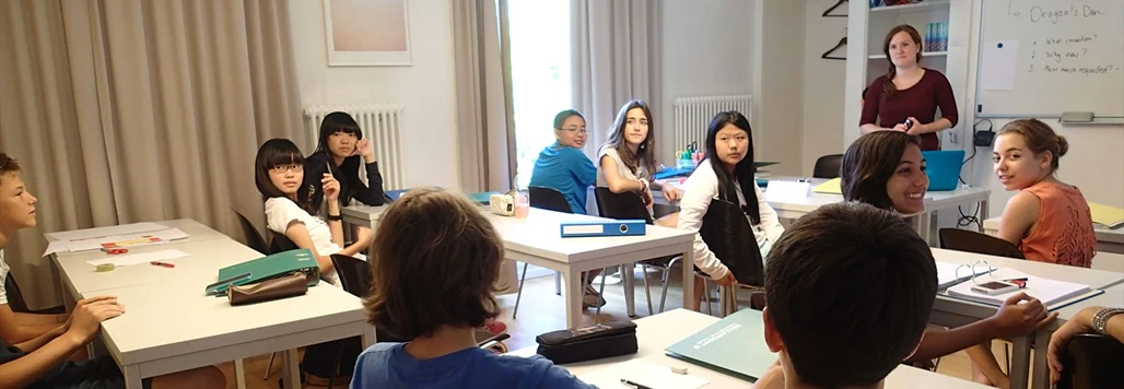 スイスのサマースクールで英語を使って生活や授業を行う子どもたちの様子