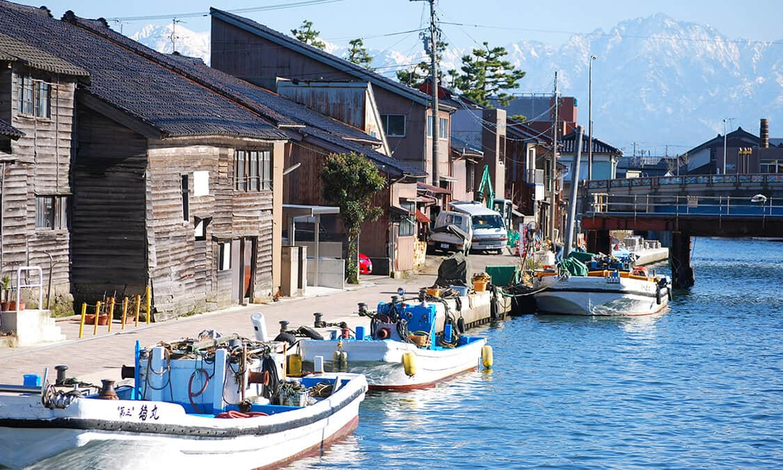 日本のベニスといわれる美しい港町 富山県射水市内川 Ana