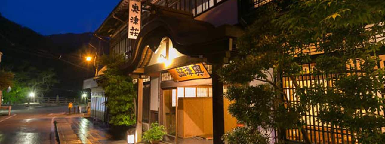 享受直接從泉源取水的溫泉浴 並品嚐野豬鍋和河豚懷石料理等岡山時令美食 Ana