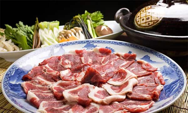享受直接從泉源取水的溫泉浴 並品嚐野豬鍋和河豚懷石料理等岡山時令美食 Ana