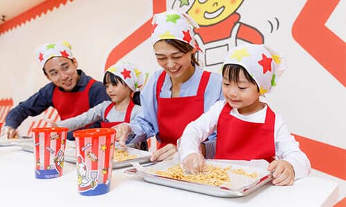 大阪ミナミ、自分だけのベビースターラーメンを作ろう - Japan Travel