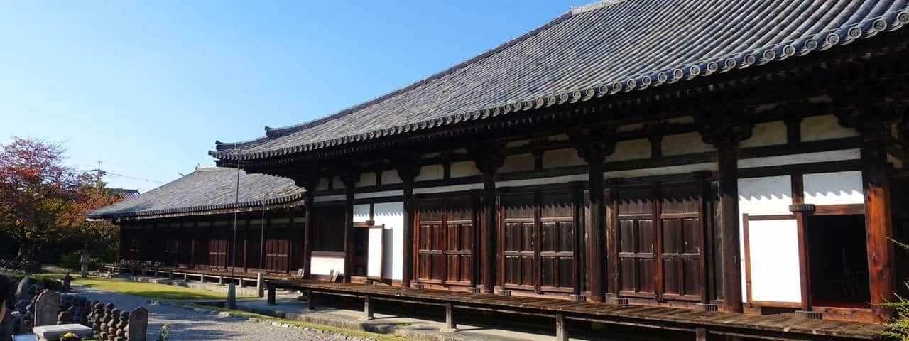 Maisons Japonaises Et Pierres Tombales Bouddhistes Du Cimetière Du