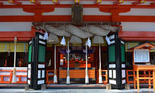 熊野の神々を社殿に初めてお祀りした神社 美しき朱色の社殿 Ana