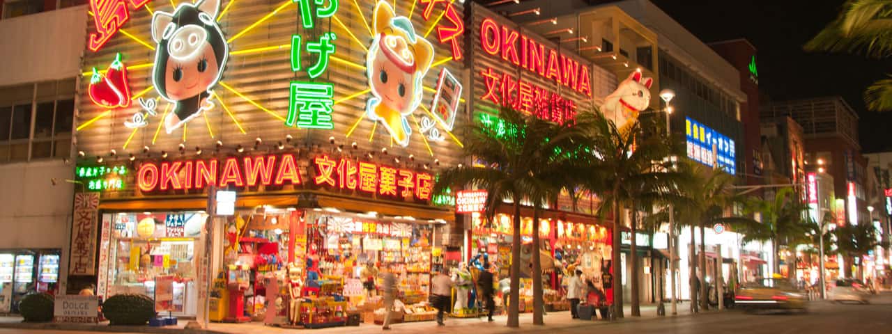 Khám phá phố mua sắm trung tâm ở Naha trên Đại lộ quốc tế Okinawa ...