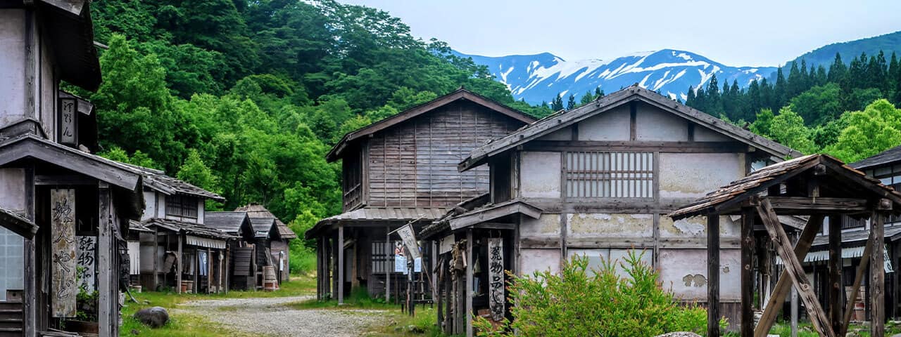 大自然の中の映画セット 山形県鶴岡市の広大な撮影所見学 Ana