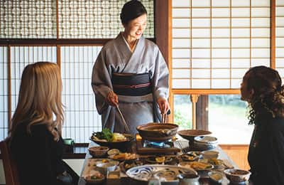 喜楽庵でふぐコースを食べている二人の女性