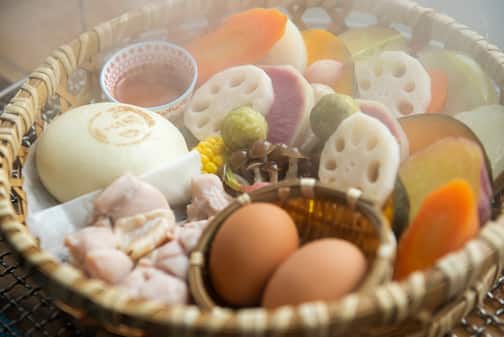 専用のざるにのっている、さつまいもや玉ねぎ、かぼちゃ、れんこん、卵、鶏肉、ぶたまんなど