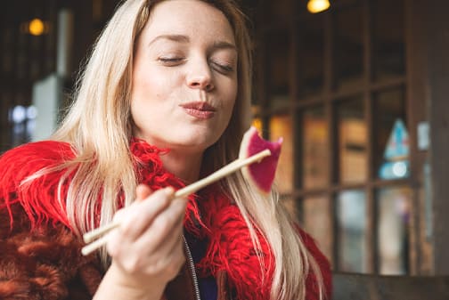 野菜を食べている女性