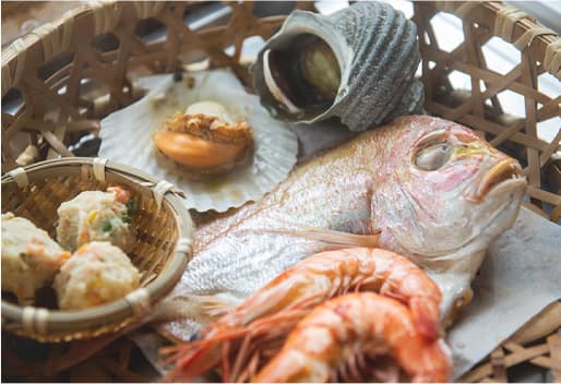 専用のざるにのっている魚やシーフード