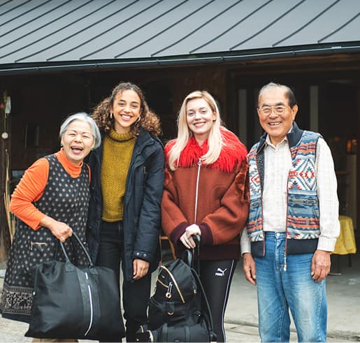 笑っている麻生さん夫婦と二人の女性