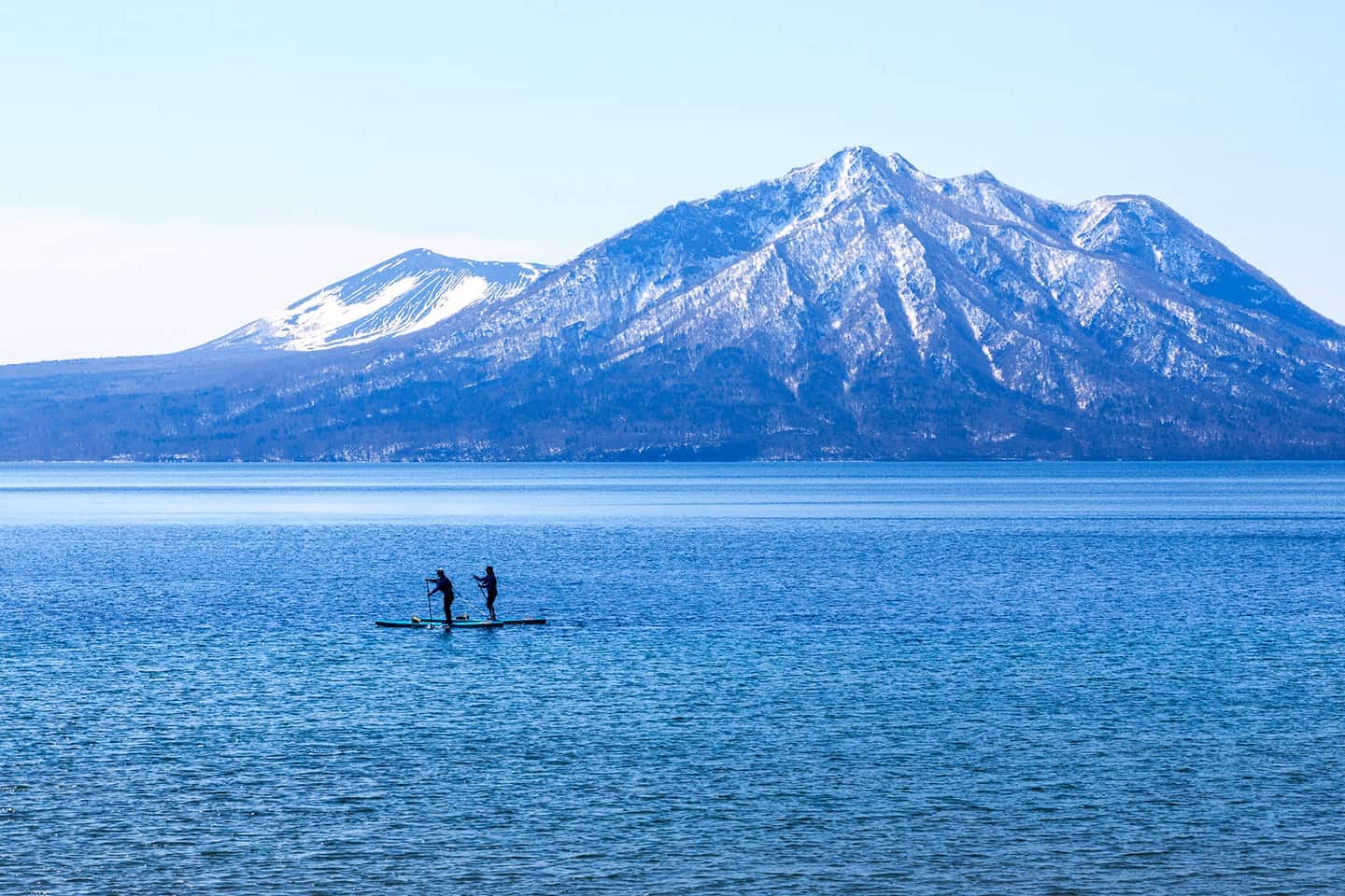 精選圖片：支笏湖與白雪皚皚的樽前山。