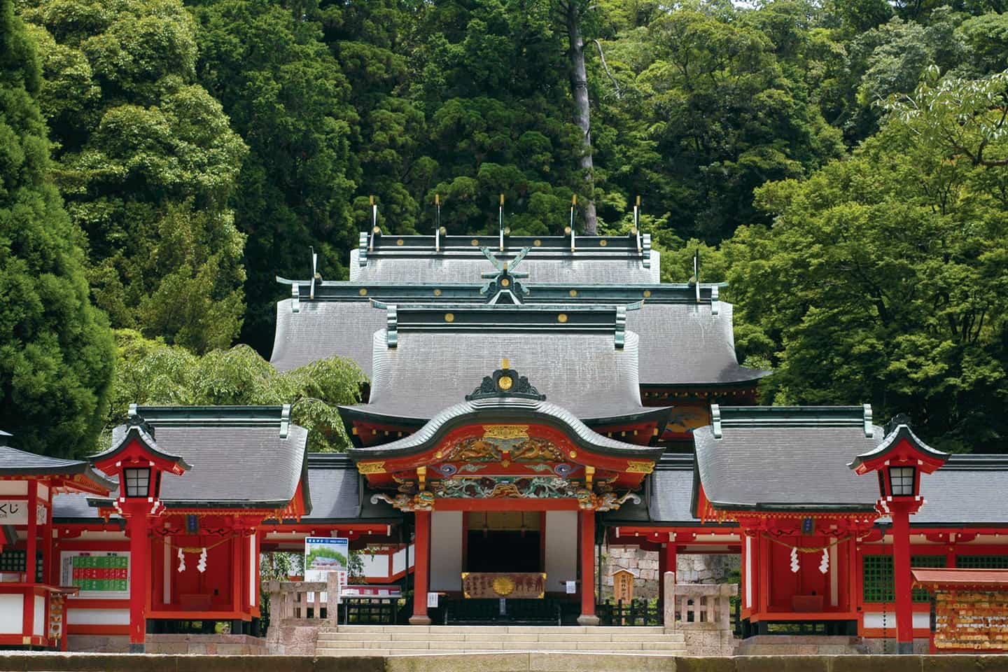 精選圖片：霧島神宮的紅色鳥居矗立於綠意盎然的林間。