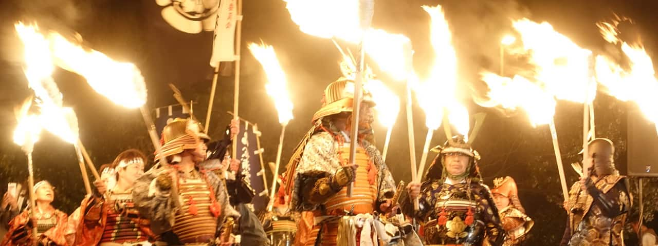 炎の熱を感じる日本の火祭り7選 武者行列 炎に飛び込む奇祭 ロマンチックな夜景も Ana