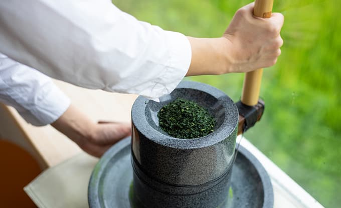 kyoto d:matcha tea grinding