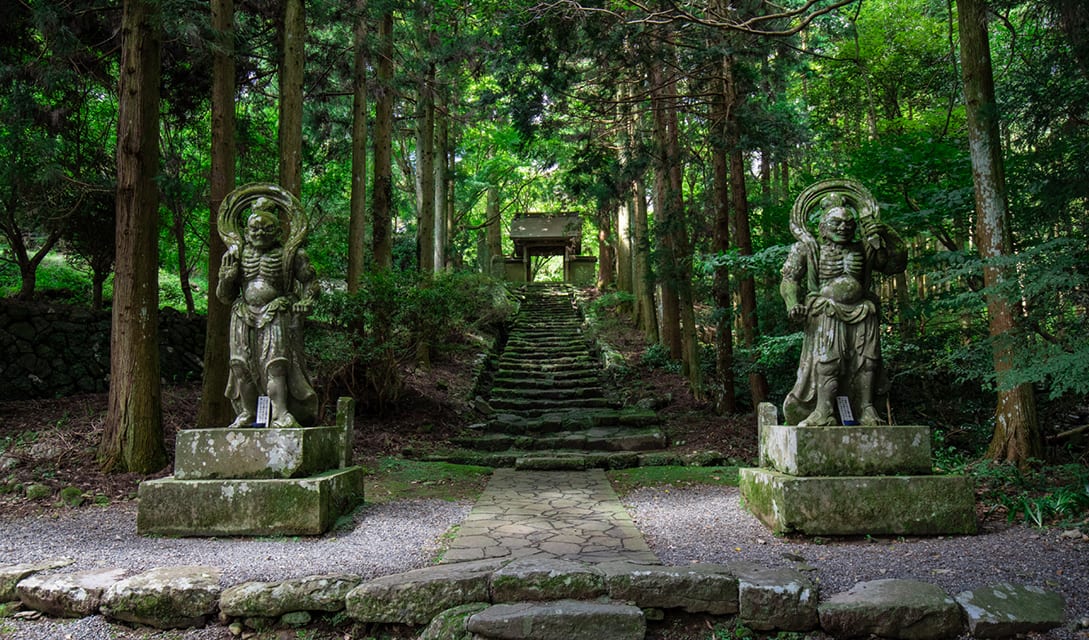 oita futagoji two statues