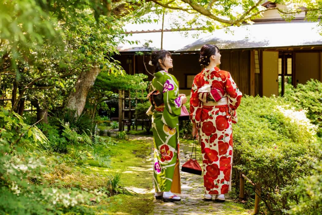 Tourists heading to the teahouse